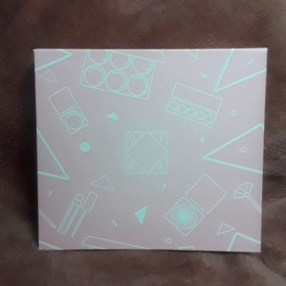 Ofra's refillable blush palette